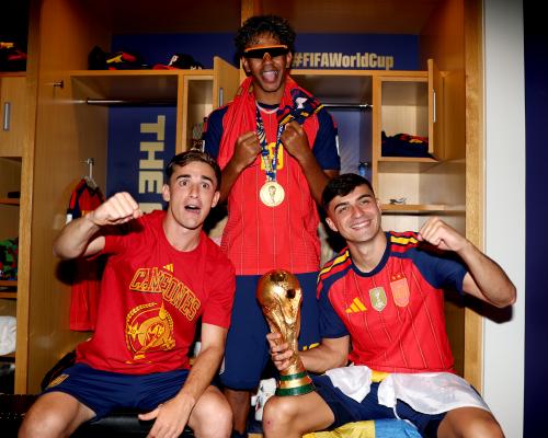 España celebra su segundo Mundial con altavoces, maletas Louis…
