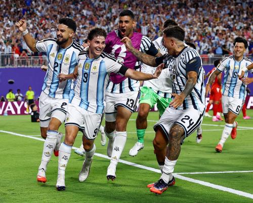 Julián Álvarez clasifica a Argentina en tiempo extra ante Suiza