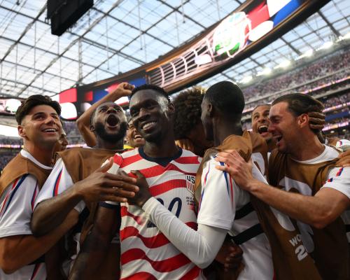 La selección de EE.UU. voló alto y se estrelló en casa