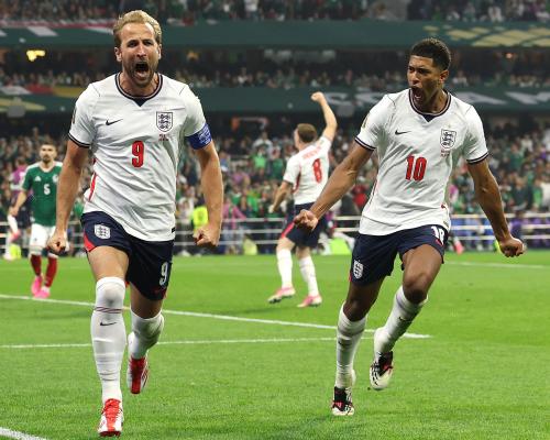 Inglaterra sufre con diez y avanza al eliminar a México en el Azteca