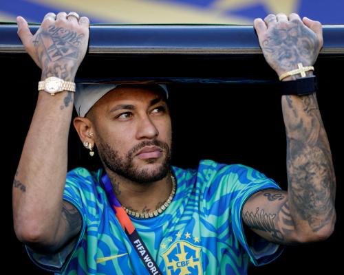 Brasil llega a Escocia sin convencer y con Neymar en duda