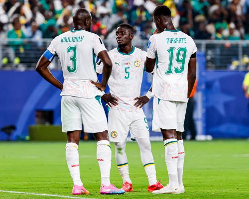 Senegal se aferra al Mundial con errores dentro y fuera del campo