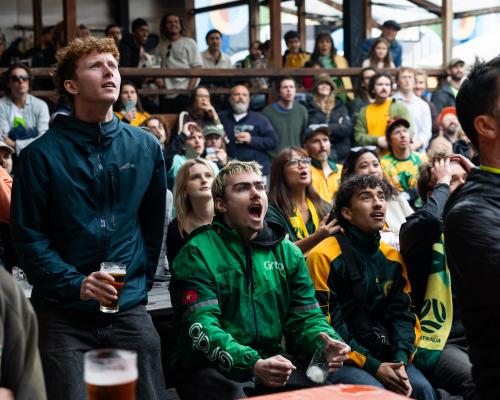 Pubs colmados y clases salteadas: Australia se paralizó para ver…
