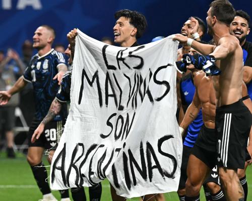 Argentina venció a Inglaterra y celebró con pancarta…