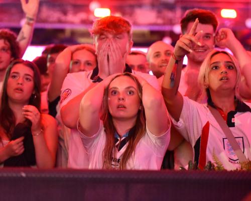 Inglaterra sufre pero avanza a cuartos con diez hombres