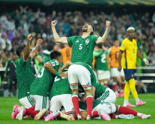 México rompe la maldición mundialista y elimina a Ecuador en el Azteca